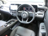 視界が広く、運転しやすい室内です。