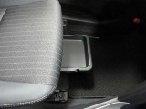 室内に小物を入れる収納スペースがあれば車内が片付きますね☆