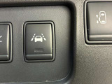 レーンディパーチャーアラート付です。ウインカーを出さずに車線を逸脱しようとすると、ブザーとディスプレイで注意喚起し、ステアリング制御が作動しドライバーに車線逸脱防止を促してくれます。