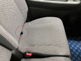 【シートアンダーボックス】座面に付いているこの紐を引っ張ると
