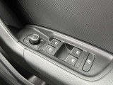 ミラーヒーター、ミラー格納、ミラー調整スイッチ、窓の開閉操作。Audiでは触感開発チームがあり、クリック感は操作する喜びを感じていただけます。
