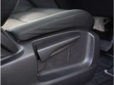 【運転席シートリフター】運転席シートリフターで座面を上げ下げできます。運転しても疲れにくい姿勢に調整できます。