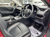 高いホールド性で運転姿勢が安定します。長距離ドライブでも疲れにくいのが魅力です。快適なドライビングライフをお送りください♪