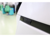 ヴォクシーにはパワーバックドアの開閉スイッチが車両側面両側に配置されています。車両の横に立って操作できることで、後ずさりすることなくドア開度を確認しながら思った位置で安全に停止できます。