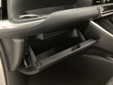 何かと便利なグローブボックス。メンテナンスノートや車検証、ちょっとしたメモと筆記用具等を入れておくとあればもしもの時にも便利ですね。