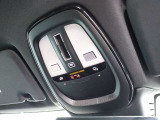 運転席のルーフには室内照明だけでなくSOSの通報ボタンが装備されています 事故の際にはワンプッシュでレスキューと通話が可能です