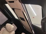 電動式のサンルーフついております 開放的に車内を明るく演出いたします