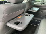 運転席・助手席シートの背もたれ裏に折り畳み式テーブルをご用意