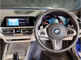 BMWのステアリングはドライバーと車体が一体感に感じれるような操作性を実現しております。また、握りやすさや操作性を向上するためにスイッチ類も配置されております。
