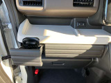 車両にマッチした純正フロアマット付きです。