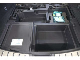 ラゲージスペースには床下収納を備えています。サブトランクとして使うのはもちろん、背の高い荷物を積み込む時にも活躍してくれます。スペース内にパンク修理キットを装備しています。