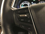 ステアリングスイッチ付きで、運転中に視線を前に向けたまま操作できます。