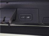 テールゲートには、スイッチ一つで開閉可能な電動開閉機能を装備。また、リアバンパーの下で足を動かすだけで開閉できる、ハンズフリー・オープニング/クロージング機構も搭載しています。