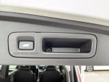 運転席とリアゲート本体に開閉スイッチを装備し、とても便利な電動リアゲート!