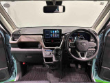 Aピラーの傾斜やヒップポイントの位置を最適化。ひらけた前方視界とノンストレスな運転姿勢で快適なドライブが楽しめます。