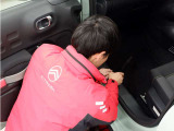 専任スタッフが1台ずつ丁寧に車両を仕上げております。