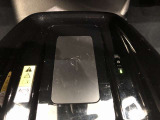 スマートフォン等が充電できるプレートが付いてます。