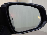 隣車線を走る車両をレーダーで検知し、ドアミラーでは確認しにくい後側方エリアに存在する車両に加え、急接近してくる車両も検知します。車両を検知するとドアミラーに搭載されたLEDインジケーターが点灯します。