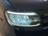 対象物が見やすく白く明るい光で夜間走行をサポートするフルLEDヘッドランプ(サイドビューランプ、クリアランスランプ、マニュアルレベリング機能付き)を装備