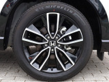 タイヤサイズは、225/50R18です。高品質でデザインにも優れている純正アルミホイールが装備され、スポーティーな雰囲気を演出しています。