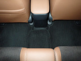 リアシートも足元が広々しています。足元が狭い車は乗っていても疲れますよね・・・これだけ広ければ後部座席の方も大満足!皆様で楽しいドライブを!