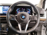 【ハンドル】ドライバーとBMW車の一体感がダイレクトに伝わるステアリングホイール。形状・太さへの拘りに加えて、操作性を高める為にスイッチ類も配置。クイックかつ安定のドライビングを体感下さい!