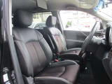 運転席も広々でゆったり気分で運転できます♪シフトノブをダッシュボード側に配置したので運転席から助手席への移動が簡単にできるんです。