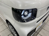 【LEDヘッドライト】悪天候や夜間走行時も良好な視界を確保し安心して運転できる高輝度LEDヘッドライトを装備!点灯速度が早く、消費電力も抑えられています。