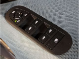 MINIのドアを閉めた時の重厚感は所有者様の満足度を高めてくれます。