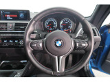BMWのステアリングのリムは、一般的なものより少し太めにデザインされています。 これはタイヤやステアリングシャフトなどを介して伝わる路面からの入力を、しっかりと把握するためです。