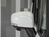 ◆ドアミラーウインカー◆ドアミラーにウインカーを装備しています。対向車に自身の進行方向を合図し安全に運転できます。