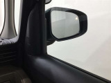 隣車線を走る車両をレーダーで検知し、ドアミラーでは確認しにくい後側方エリアに存在する車両に加え、急接近してくる車両も検知します。車両を検知するとドアミラーに搭載されたLEDインジケーターが点灯します。
