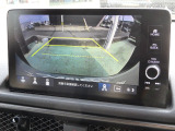 後退時に車両の後ろ側をモニター画面に表示します。車庫入れなどでバックする際に後方確認ができて便利です。車庫入れが苦手な人もこれで安心。
