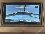 リバースギアに入れるだけで後方の表示へ切り替わります。夜間や雨の日の駐車も楽になりますよ。