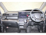操作性に優れた運転席となります!小物入れや各ボタンの配置にこだわり、使いやすいです!座り心地もよく視認性も良好なのでロングドライブもお任せ下さい!