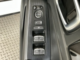 運転席のスイッチで全てのウィンドウの開閉操作を行うことができます。ロックボタンをONにしておくと、運転席以外のウィンドウは作動しないのでお子様を乗せているときなども安心ですね♪