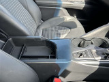 センターコンソールには収納スペースとボトルホルダーが付いています!運転席廻りの装備が充実していて快適ですね♪