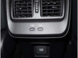 車内で充電することも可能です。