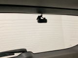 後方にもドライブレコーダーのカメラが付いています。前後両方でお車の周りを監視・記録いたします。