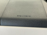 【助手席エアバッグ】SRSエアバッグとはシートベルトの働きを補助して衝突した時に乗員の衝撃を軽減するシートベルト併用式エアバッグ。前面衝突時に瞬時に膨らみ、頭部と胸部の衝撃を軽減します。