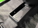 ティッシュ箱もぴったり収まるセンターフロアトレイ
