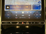運転席・助手席で独立して温度設定が可能。室温や外気温の変化に応じて、設定に合わせた温度と風量を自動的に調整します。ブロアモーターの小型・軽量化によって、エネルギー効率も向上しています。