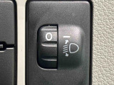 対向車や先行車への配慮が可能。積載物の状況に応じてヘッドライトの照射角度を手動調整できるスイッチ。