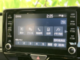 停車時に映像を楽しめるTV画面を搭載。家族旅行やちょっとした休憩時間に活用でき、快適な空間を演出します。
