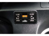 両側電動スライドドアはドアの直接操作以外にも運転席からのスイッチ操作やリモコン操作でも開閉が可能!狭い駐車場などでもドアの開閉が楽々・安心ですね!