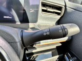 オートライト機能付きです♪またハイビームアシストで、先行車または対向車や周囲の明るさなどに応じ、自動的にハイビーム(上向き)とロービーム(下向き)を切り替えます♪