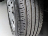 タイヤサイズは「195/65R15」になります。タイヤの溝は約5mm残っています。
