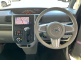 インテリアに合わせたデザインのステアリングは、運転される方のことも考え、運転しやすい形状、大きさです。是非一度、実際に触ってお確かめください。