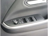 パワーウィンドウのスイッチです。車種によっては鍵のロック・アンロックに連動してミラーが開閉する「オートリトラクタブルミラー」も装備!