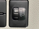 対向車や先行車への配慮が可能。積載物の状況に応じてヘッドライトの照射角度を手動調整できるスイッチ。